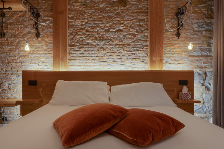 Mula bedroom : suspended bed