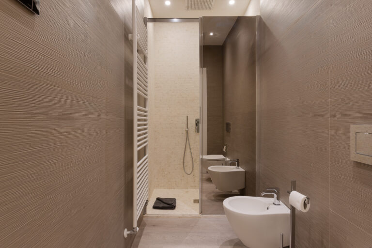 Osmiza bathroom : rainy shower, water closet and bidet
