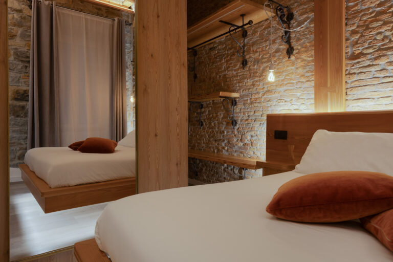 Mula bedroom : wardrobe and suspended bed