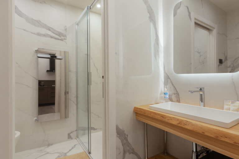 Mula bathroom : anteroom and waterbasin