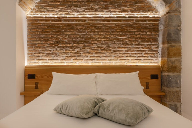 Osmiza bedroom : double bed and arch detail
