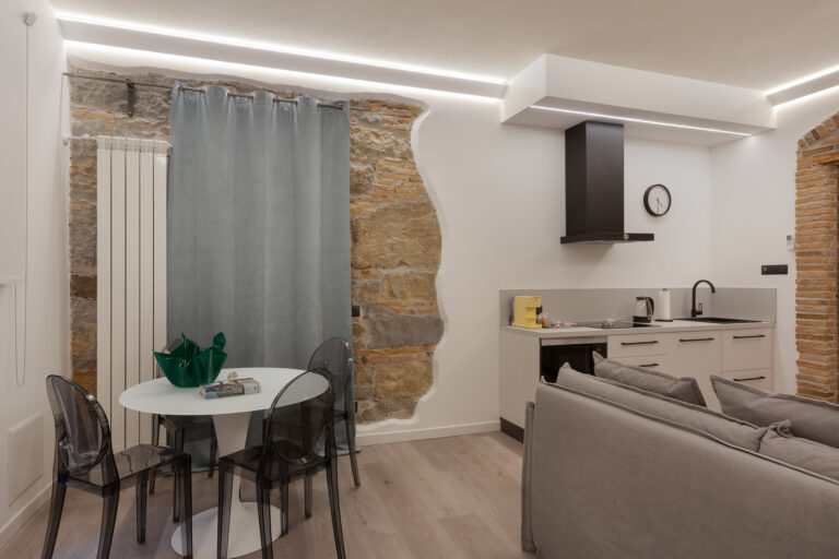 Osmiza living room : dining table